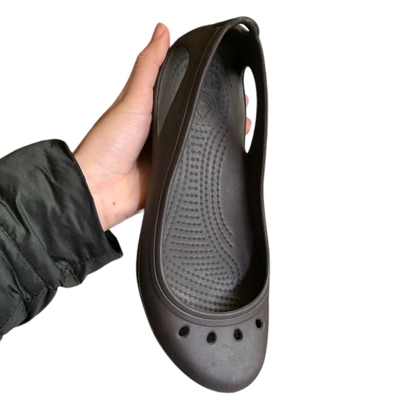 CROCS women’s brown flats - Picture 4 of 9